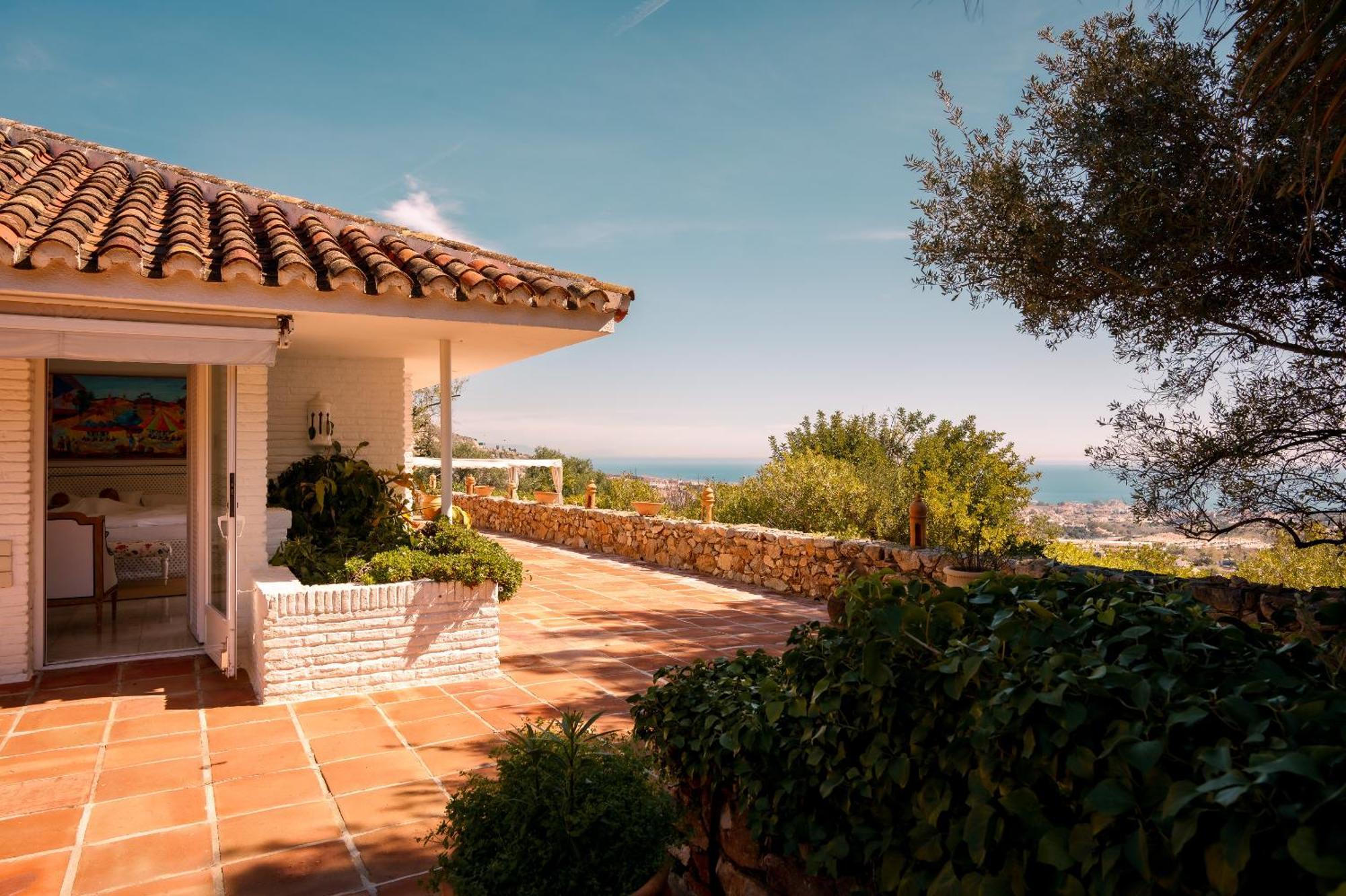 7,000 Sqm Luxurious Villa With Panoramic Sea Views Multiple Gardens & Two Pools
