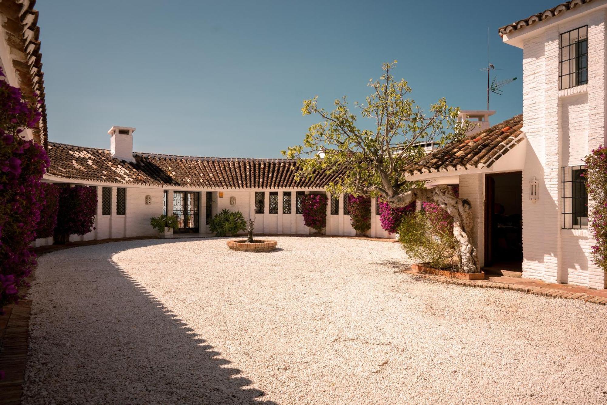 7,000 Sqm Luxurious Villa With Panoramic Sea Views Multiple Gardens & Two Pools Villa *