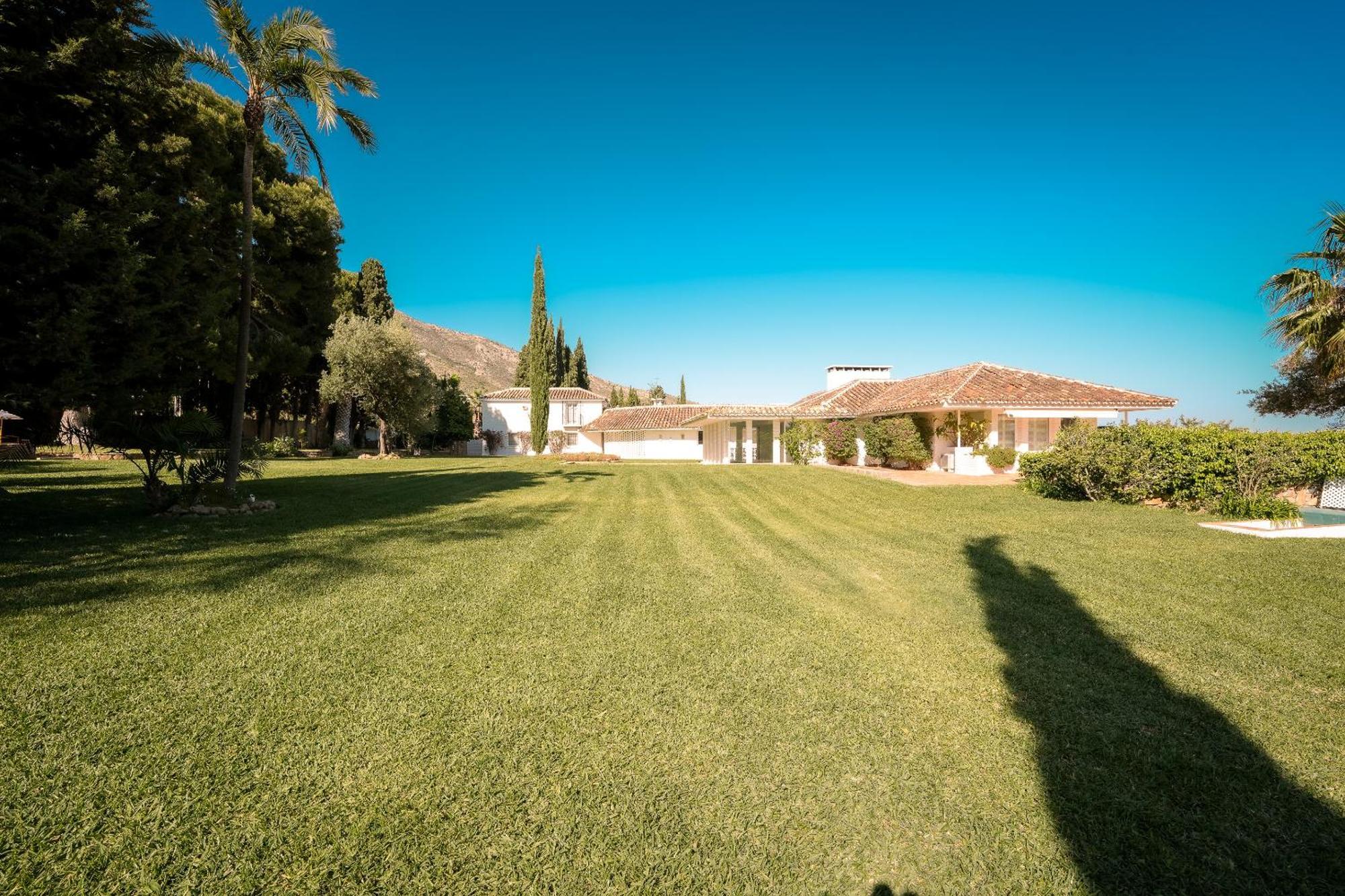 7,000 Sqm Luxurious Villa With Panoramic Sea Views Multiple Gardens & Two Pools Villa *